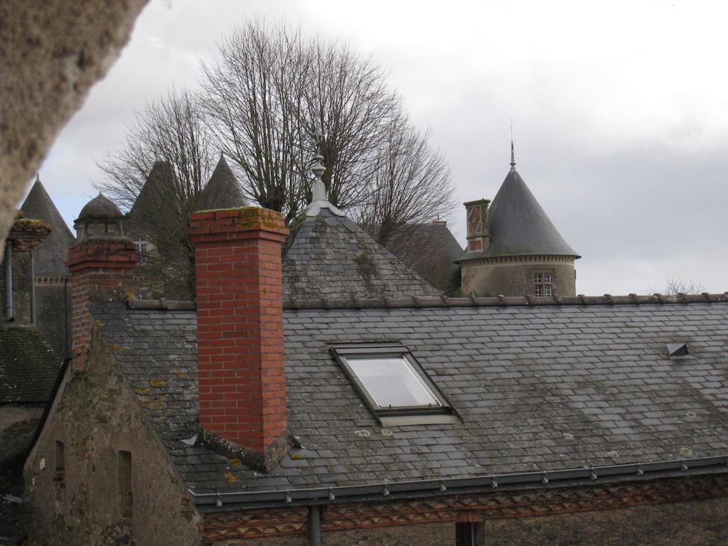 Le Logis Des Tourelles Panzió Beaupréau Kültér fotó